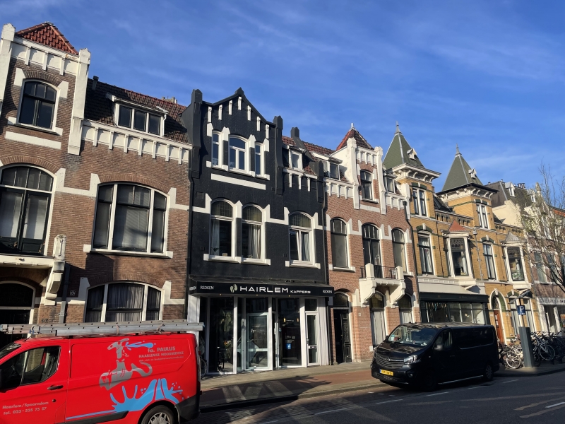 Zeer ruime bovenwoning met dubbele voorzieningen nabij het centrum van Haarlem.
